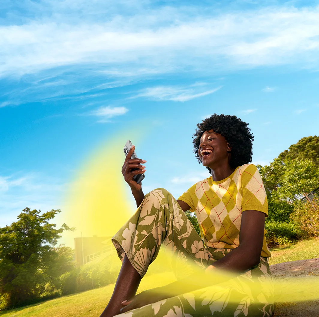 Persona gestionando su energía desde el móvil con niba