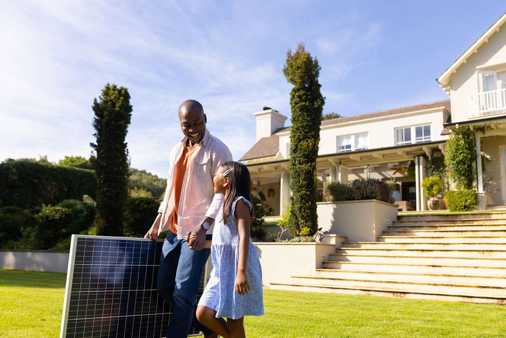 Vivienda unifamiliar con placas solares en el tejado