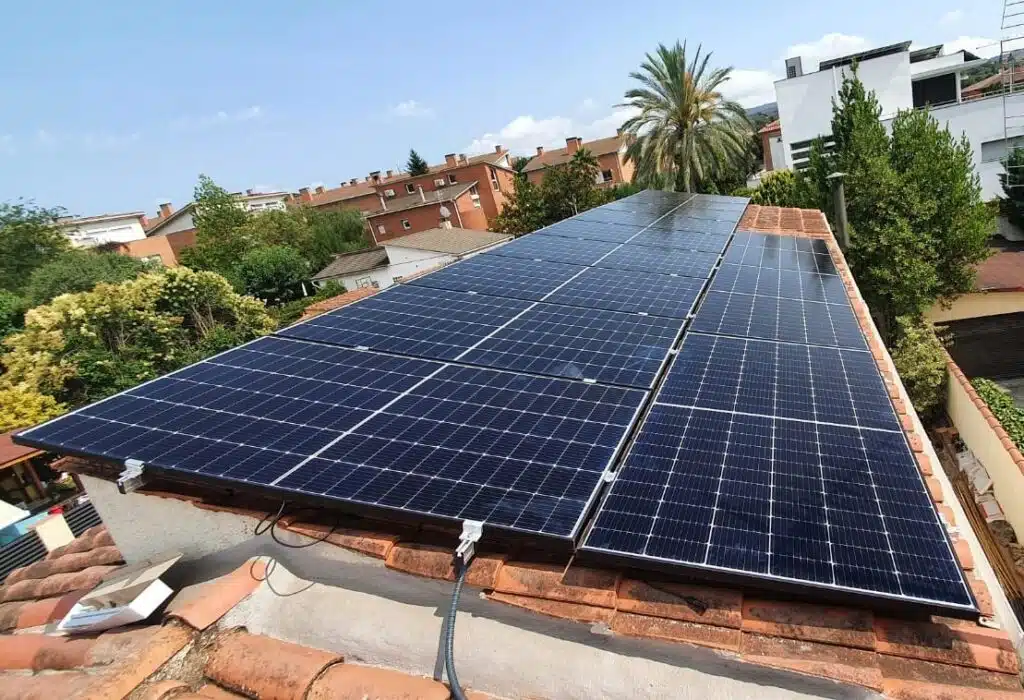 Instalación de placas solares Solfy en tejado de vivienda unifamiliar