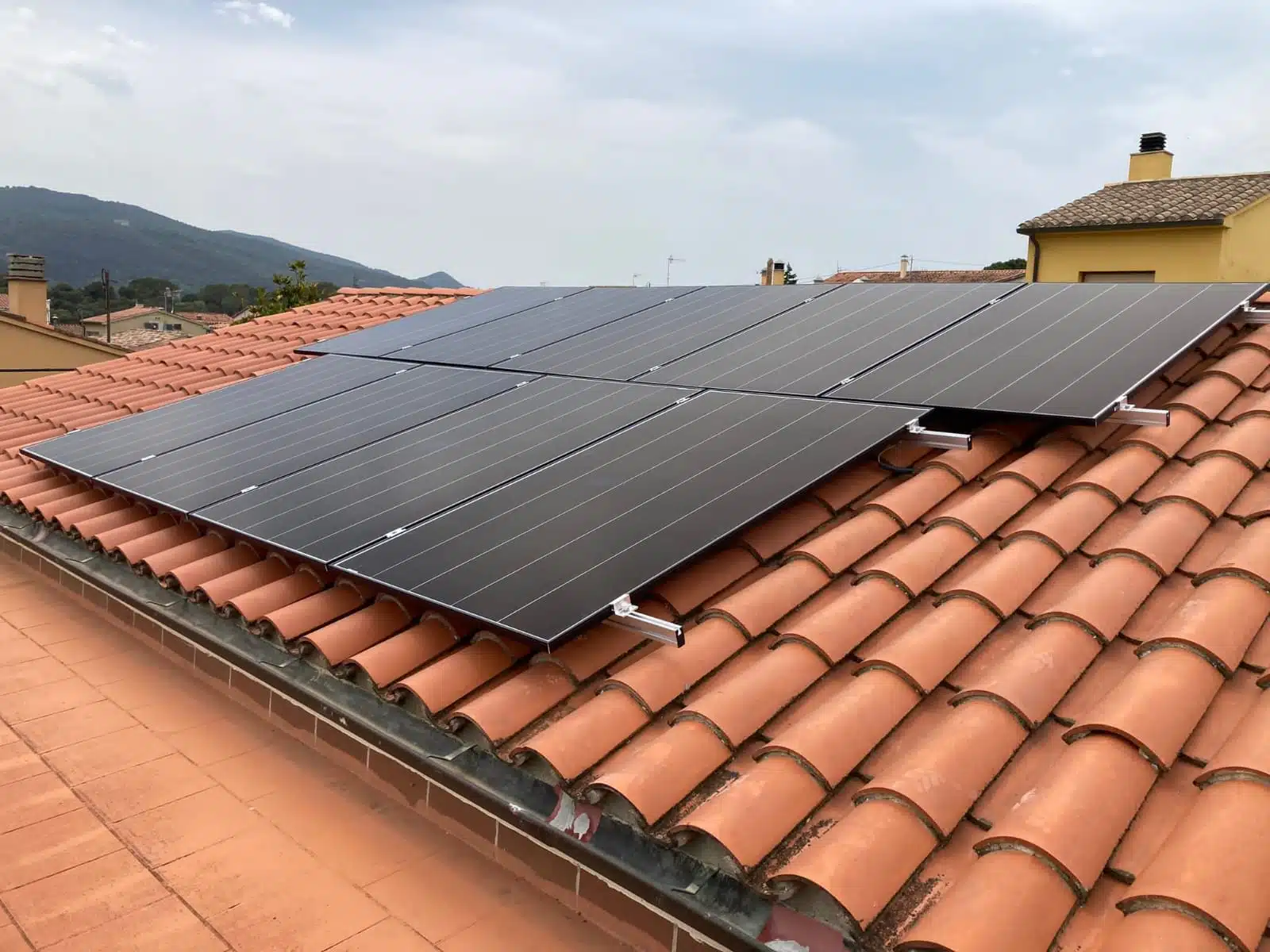Detalle de instalación de paneles solares Solfy